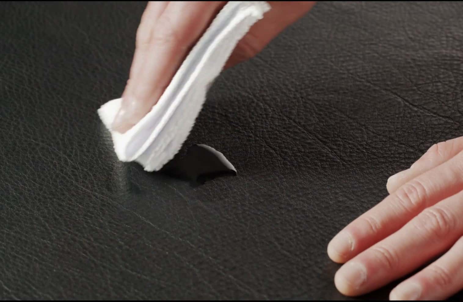 Come pulire l'inchiostro sul divano in pelle