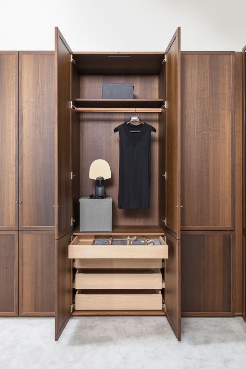 L'armoire de chambre en bois s'adapte à tous les styles.